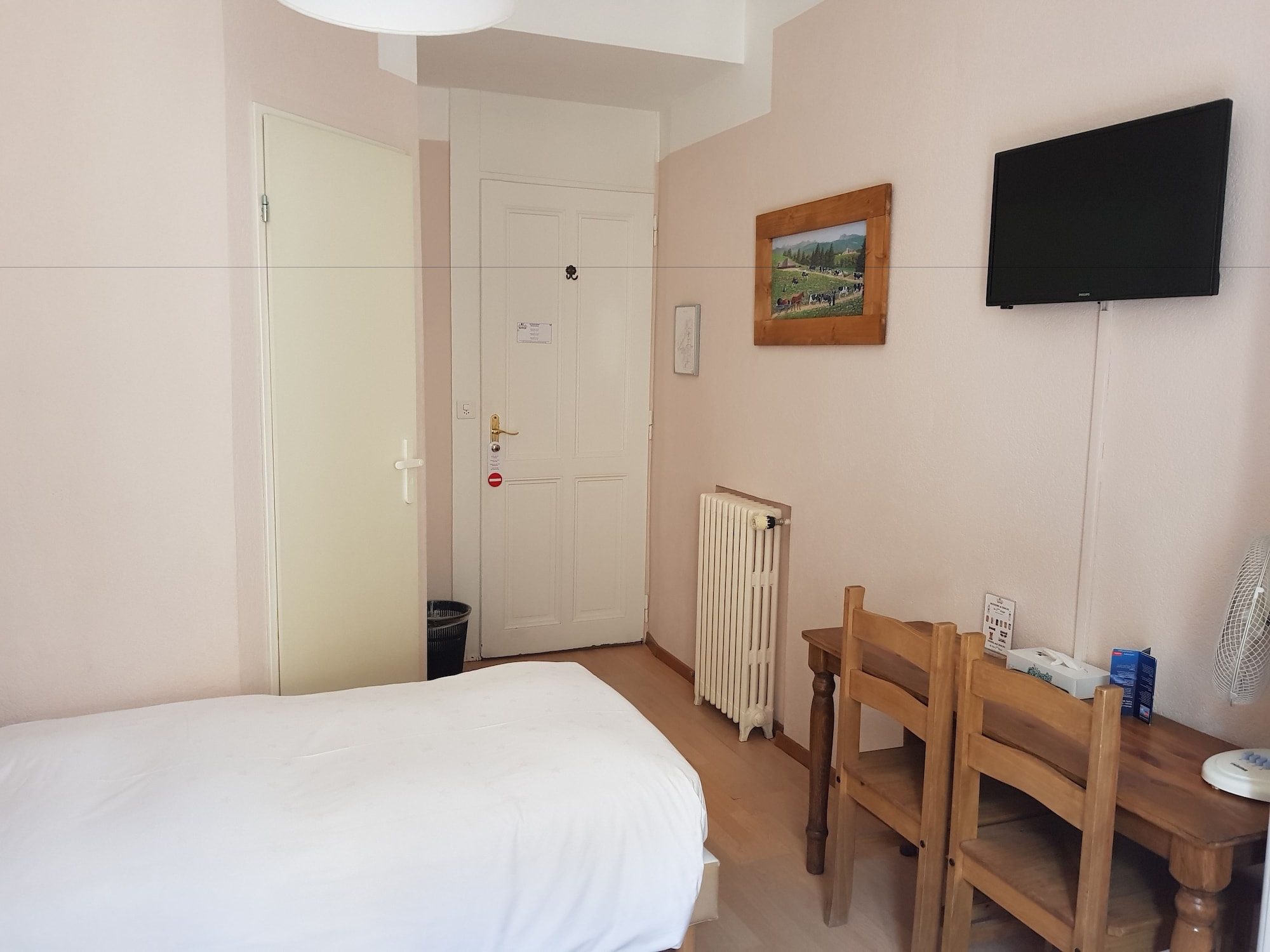 ROOM, TWIN BEDS