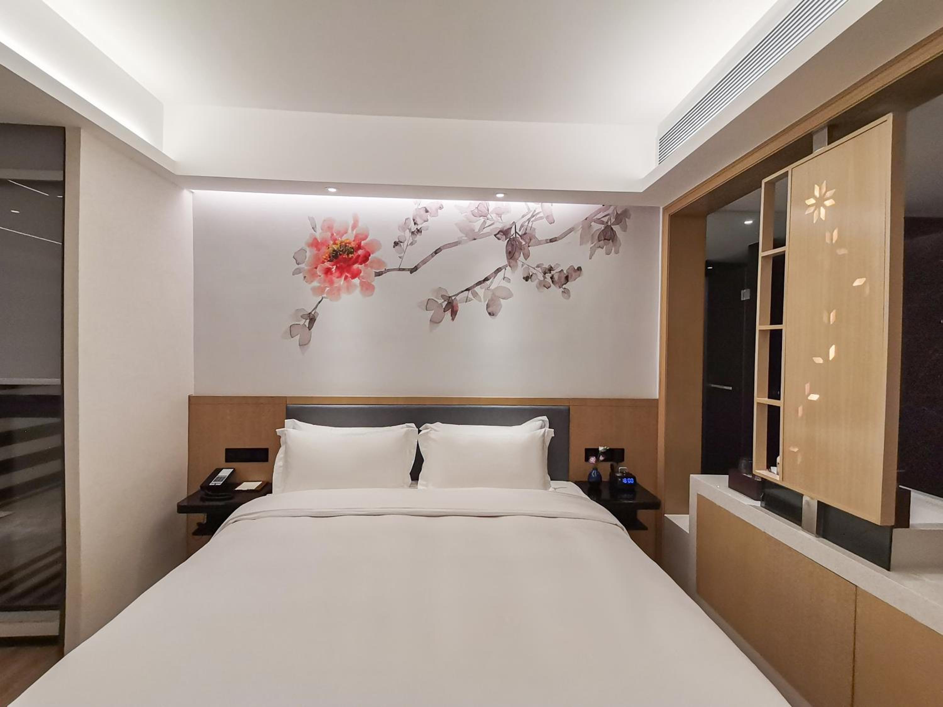 Standard, King Bed, No Window