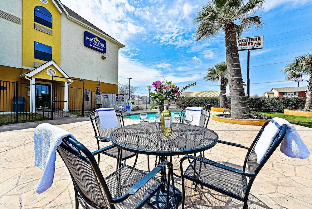 Microtel Inn & Suites by Wyndham New Braunfels 33/38