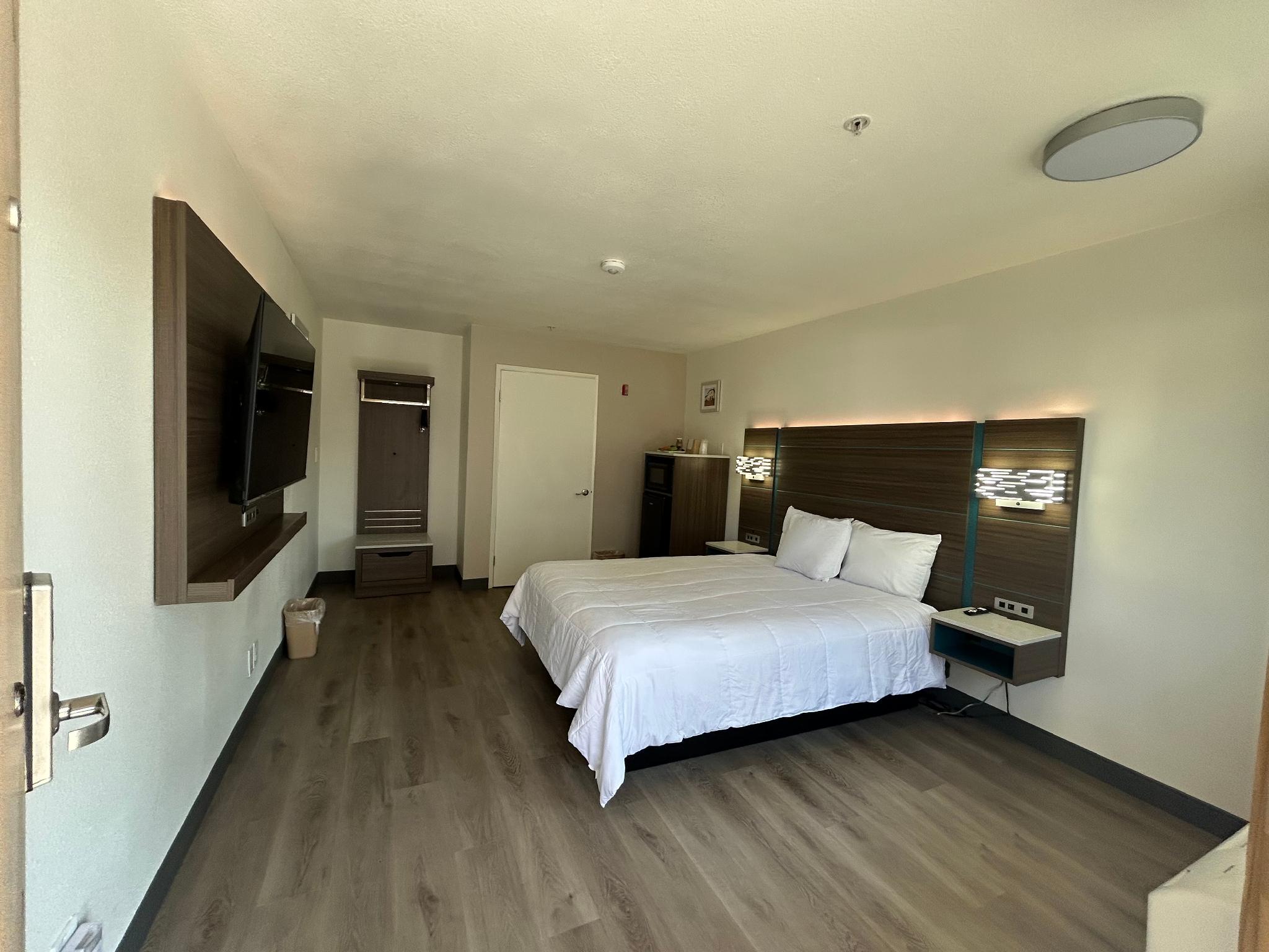 Room, Queen Bed, Main House, Accessible