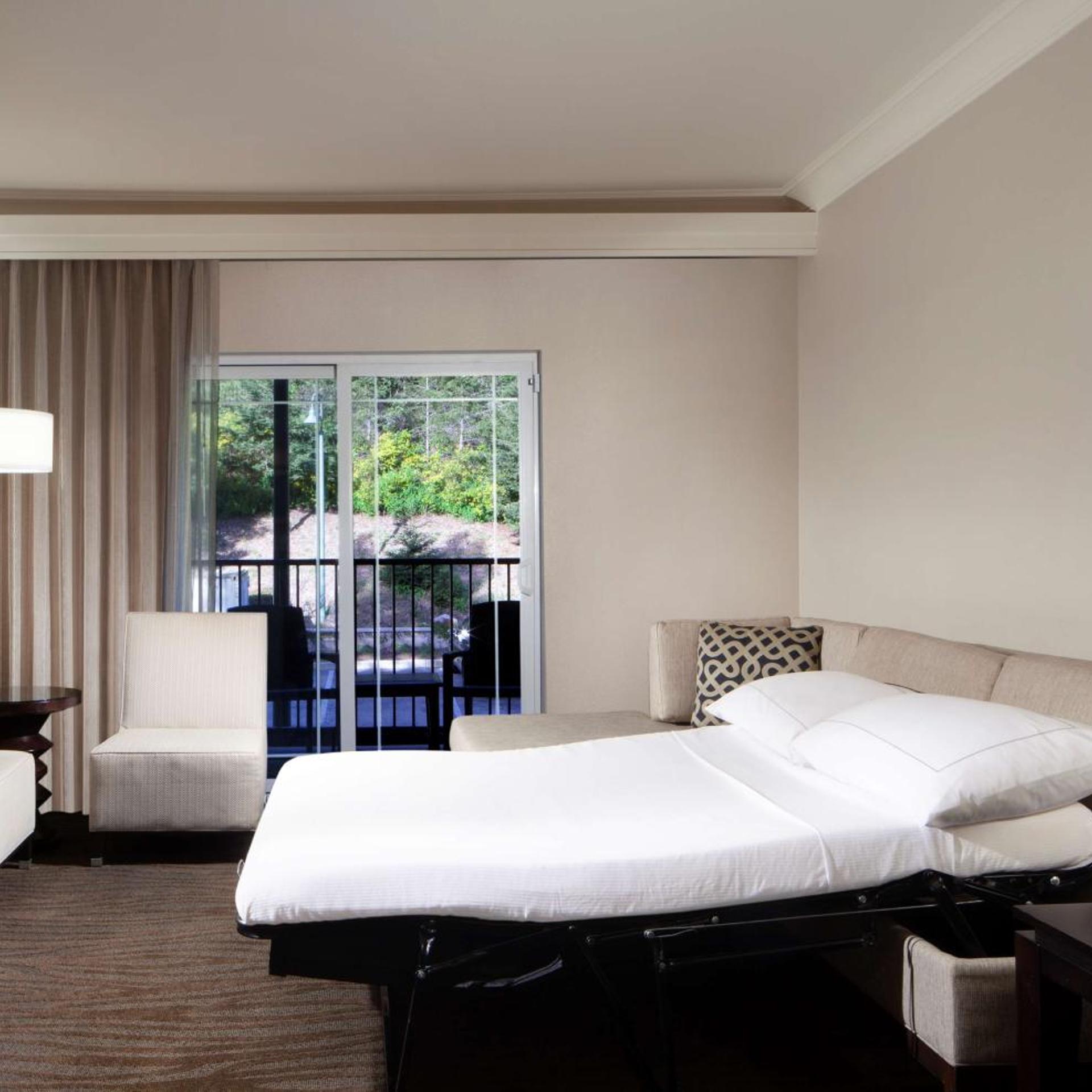 1 Bedroom, Suite, King Bed, Balcony or Patio، Hilton Santa Cruz/Scotts Valley 2/9
