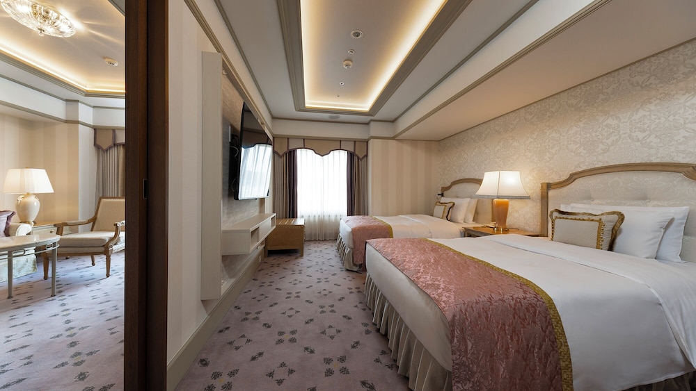 Suite, Twin Beds, East View