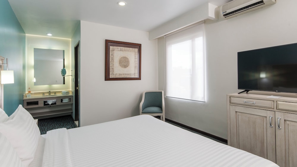 Holiday Inn Suites Mexico Zona Reforma An Ihg Hotel 7/50