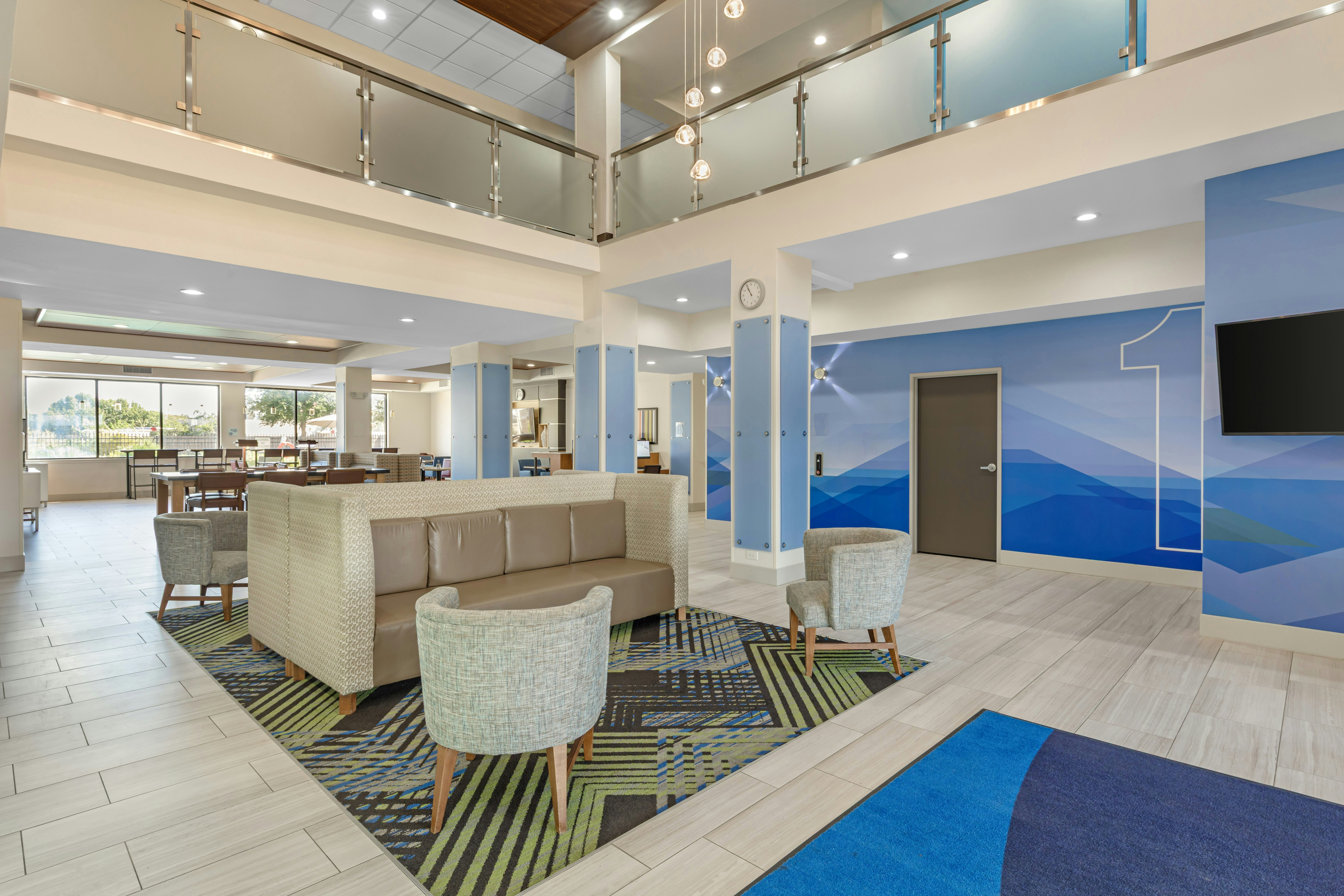 Holiday Inn Express Hotel Suites Fairfield North 25/63