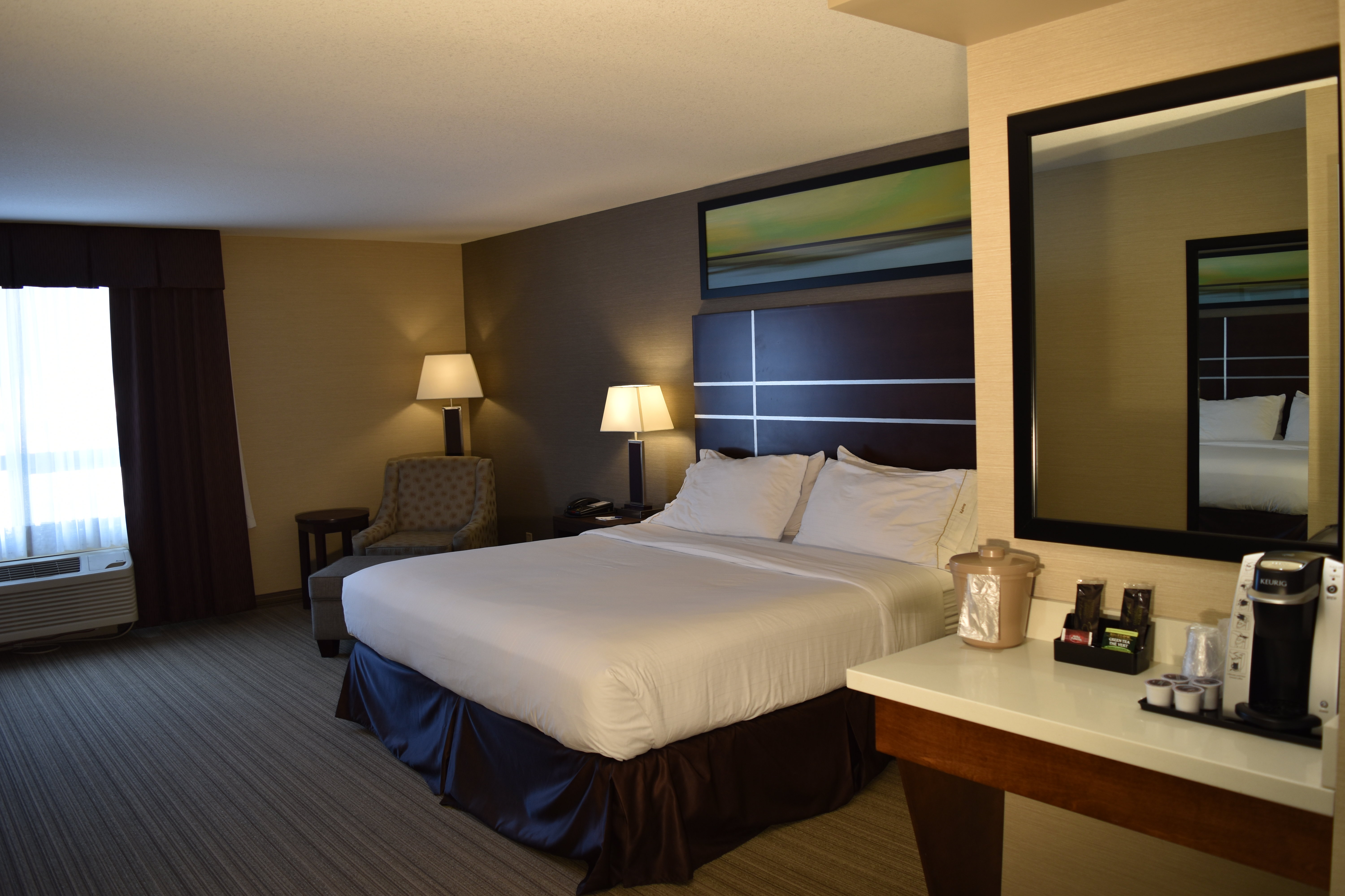 HOLIDAY INN EXPRESS GOLDEN KICKING HORSE 32/75