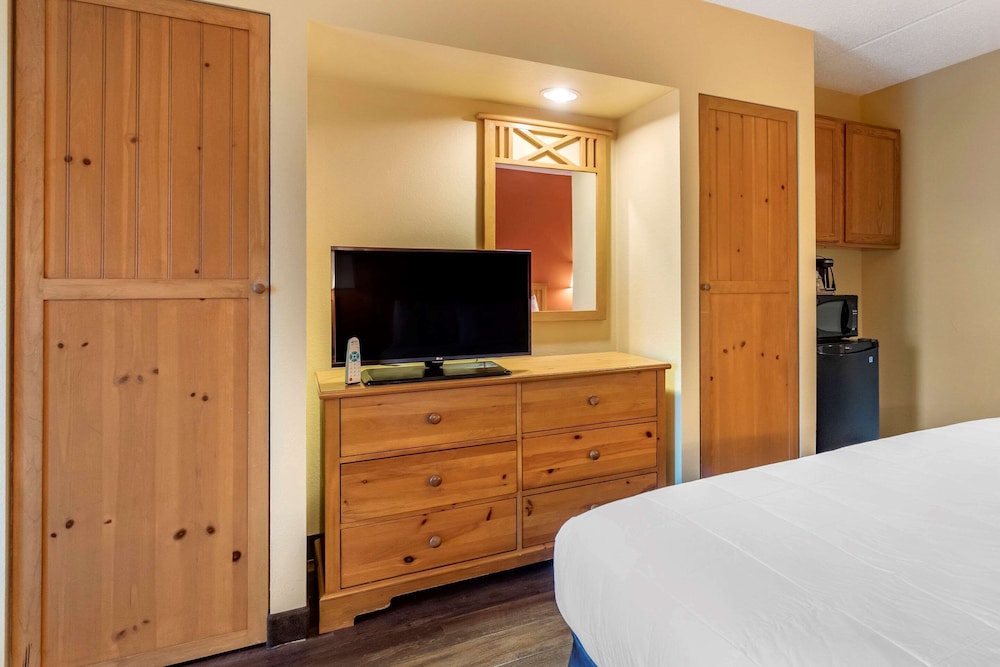 Econo Lodge Pigeon Forge Riverside 20/34