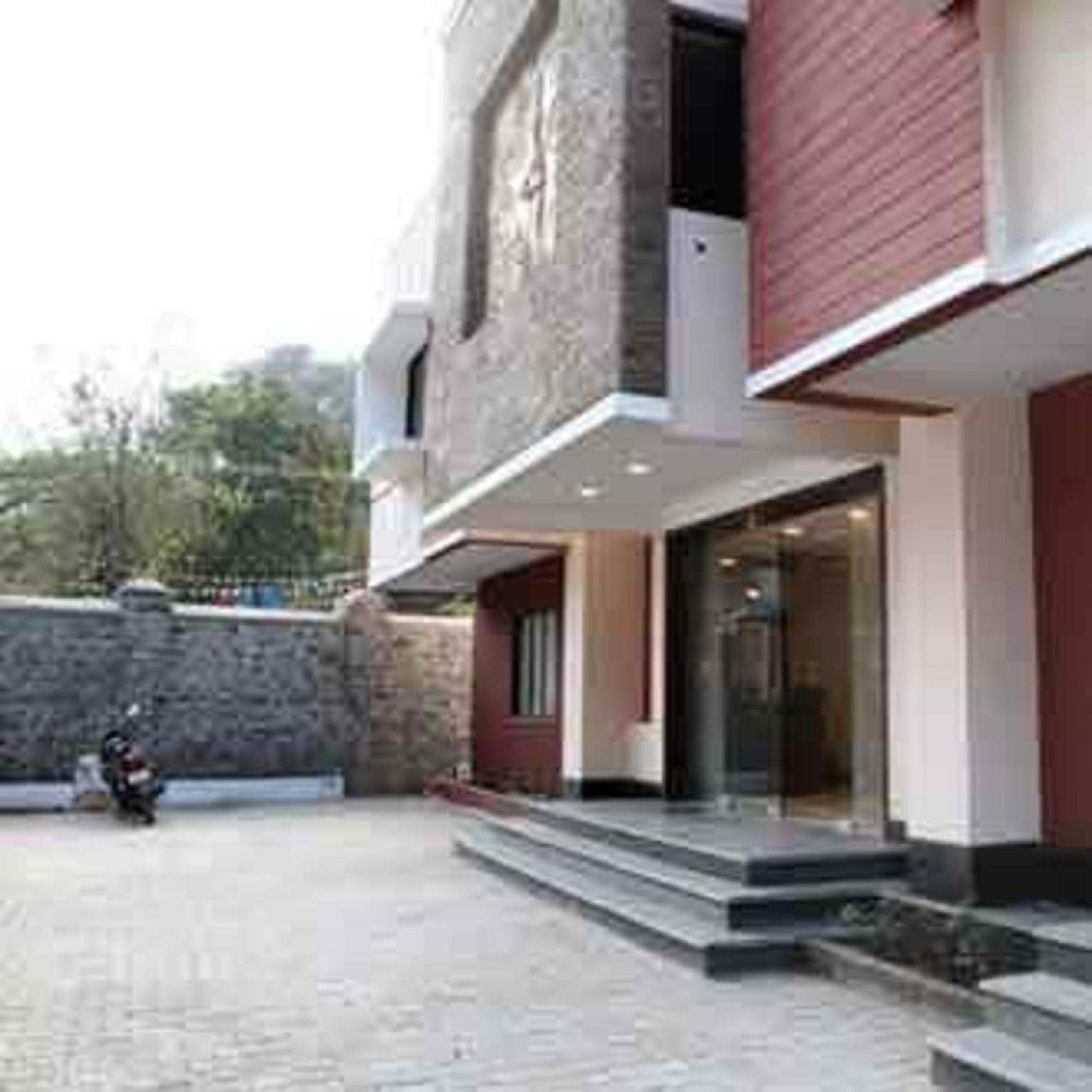 OYO Premium Convent Road BSNL Junction 52/52