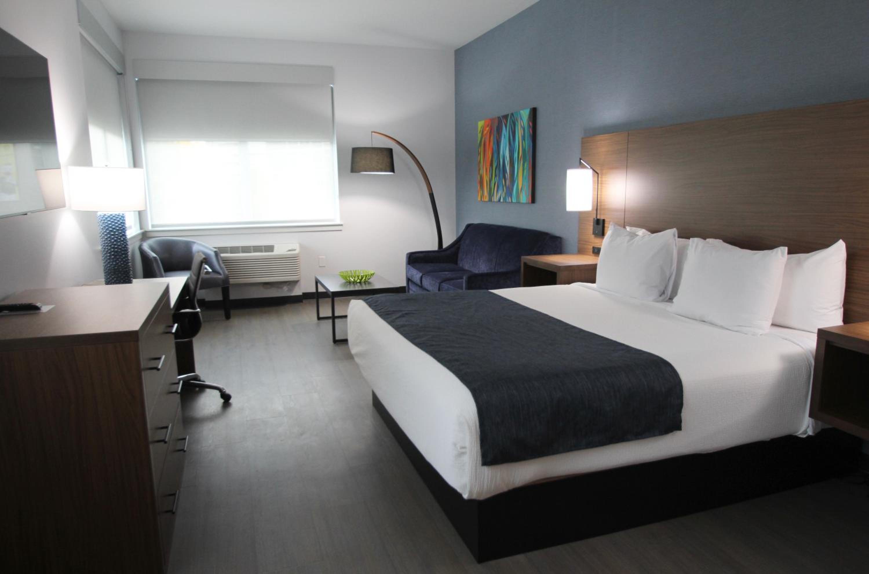 Hayward, King Bed, Sofa, Pet Friendly
