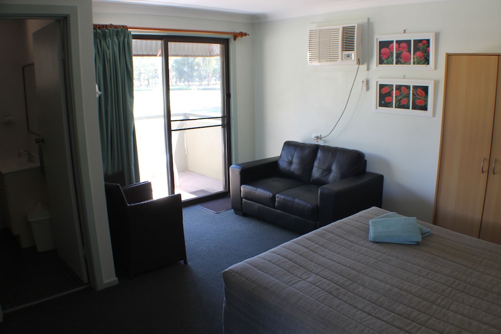 LAKE FORBES MOTEL 35/44