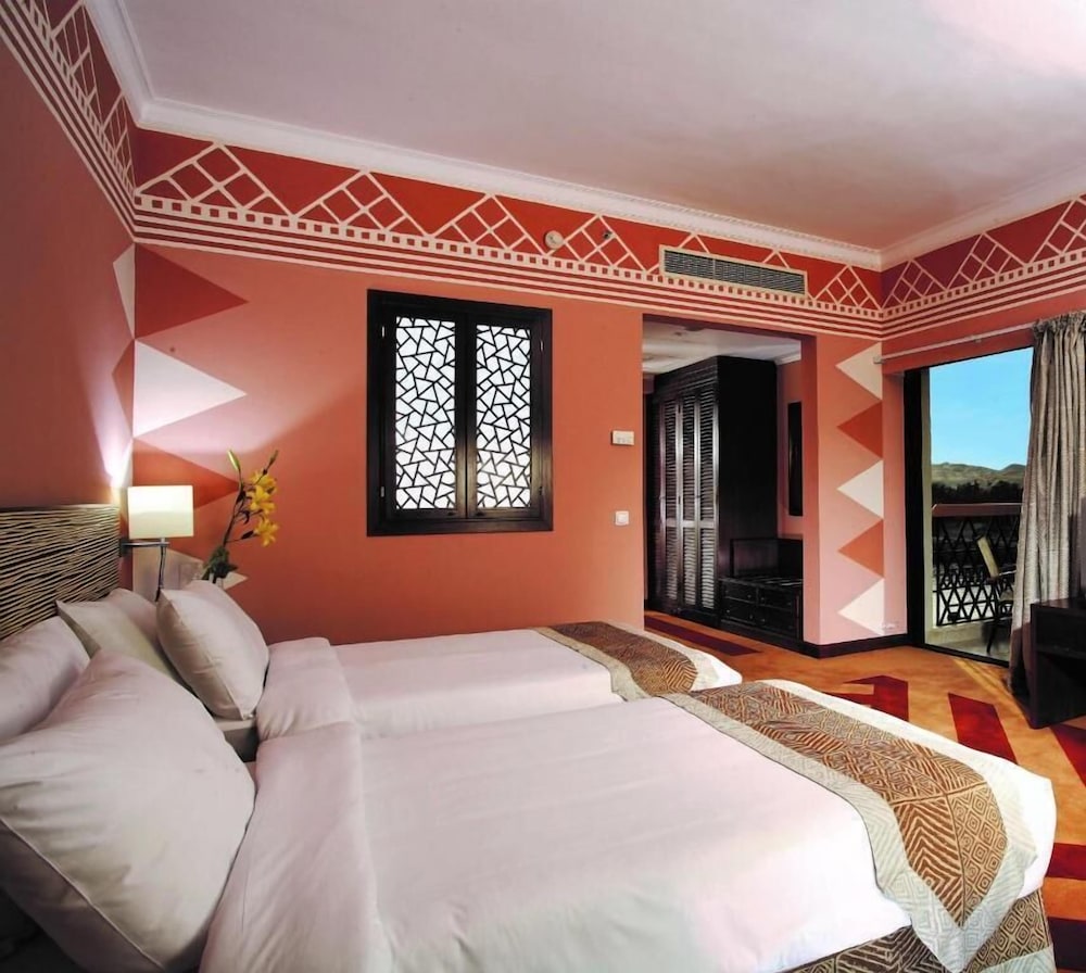 Classic, Twin Beds, Partial River View 3/6