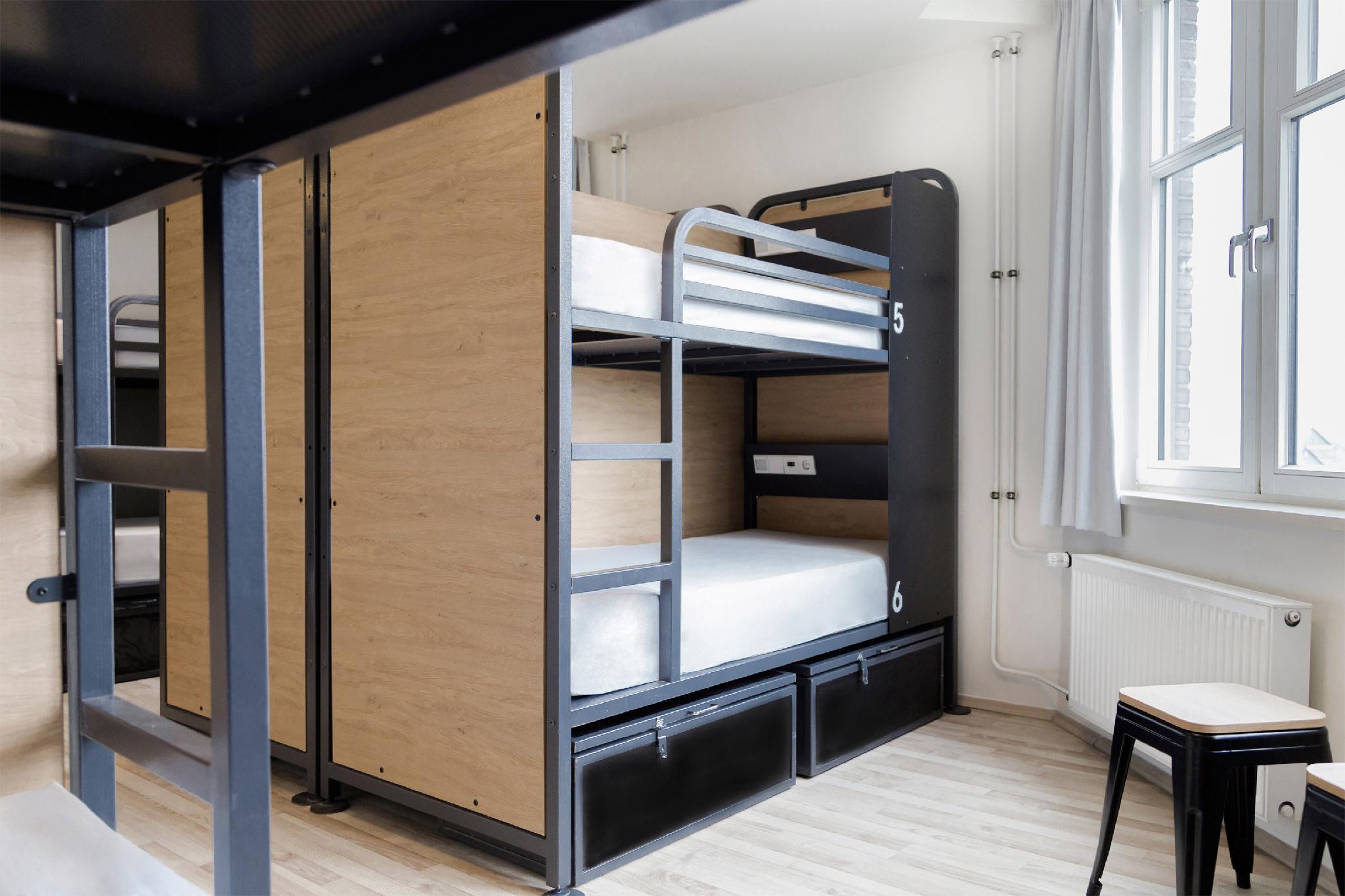 PRIVATE, MIXED DORM, 8 BEDS