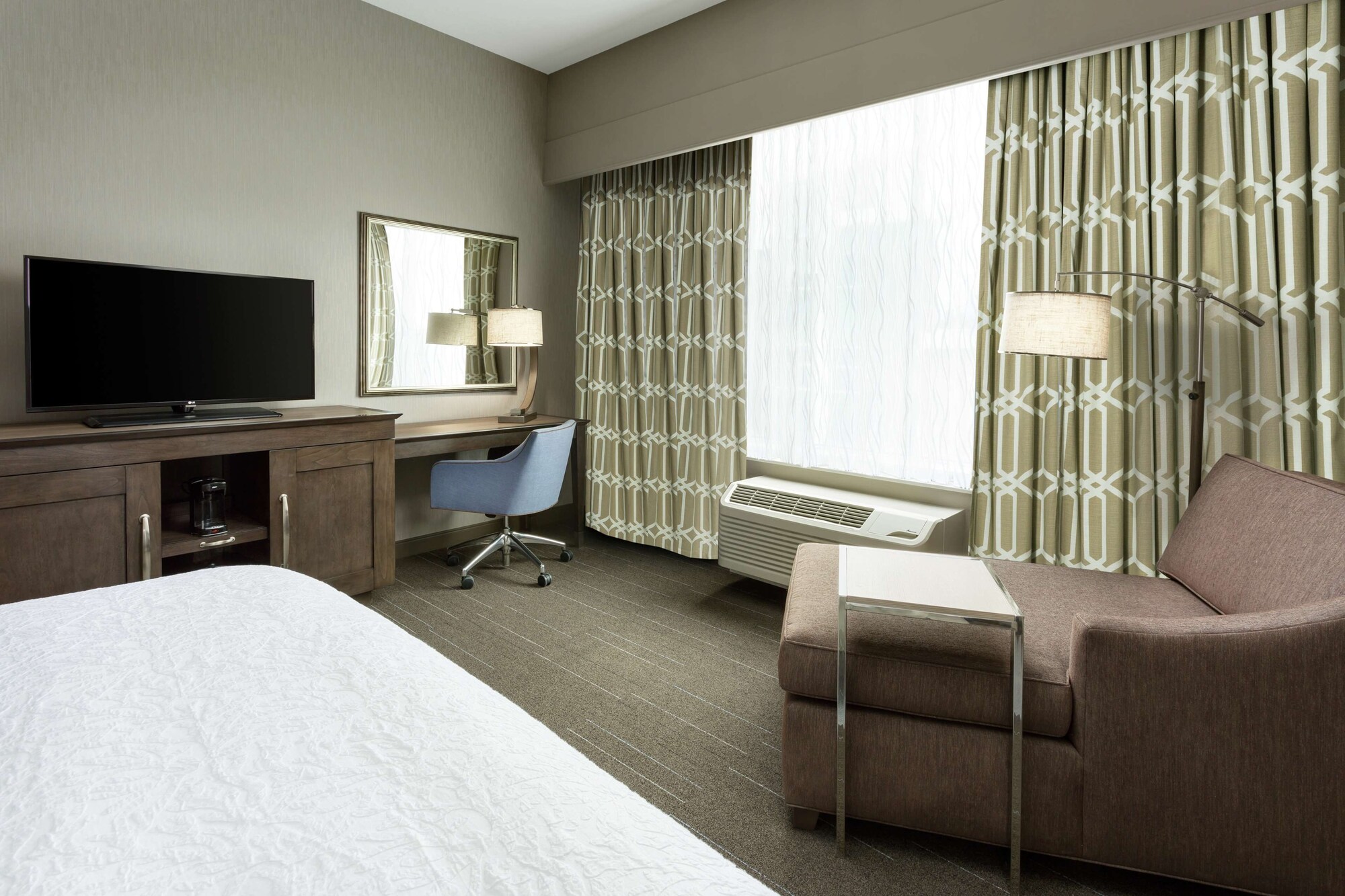 غرفة بسرير كينج بإطلالة على النهر بشرفة، Hampton Inn & Suites Napa 8/10