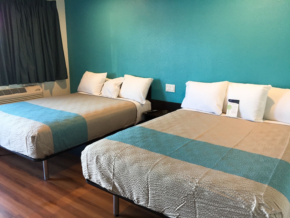 Motel6 San Bernardino, CA - Downtown 28/56