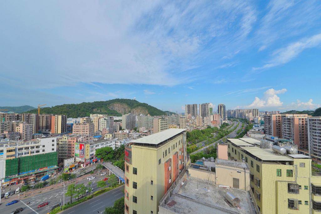Vienna Hotel (Shenzhen Gushu Metro Station) 52/56
