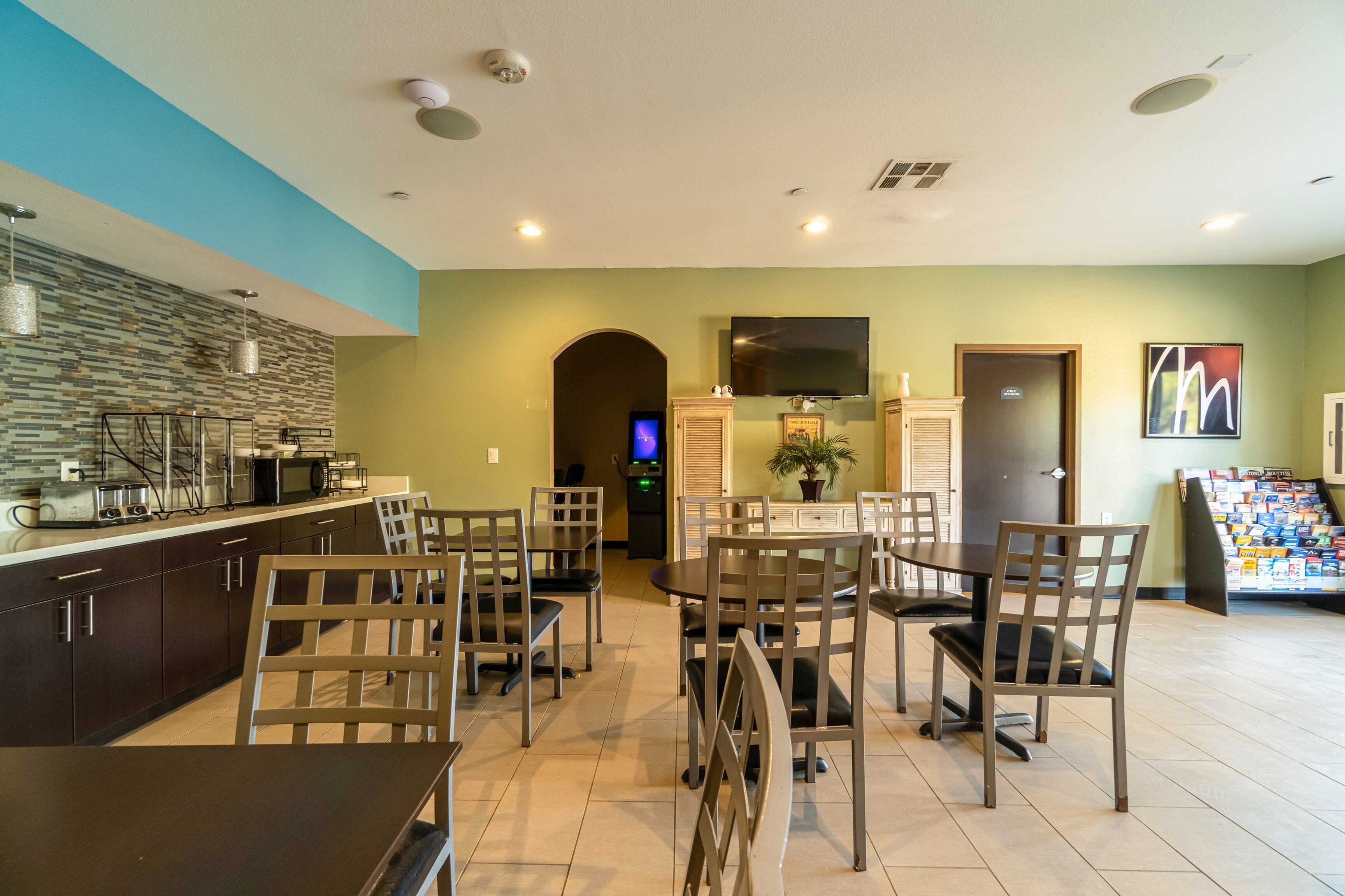 Moulton Inn & Suites By OYO Near Shiner TX 11/29