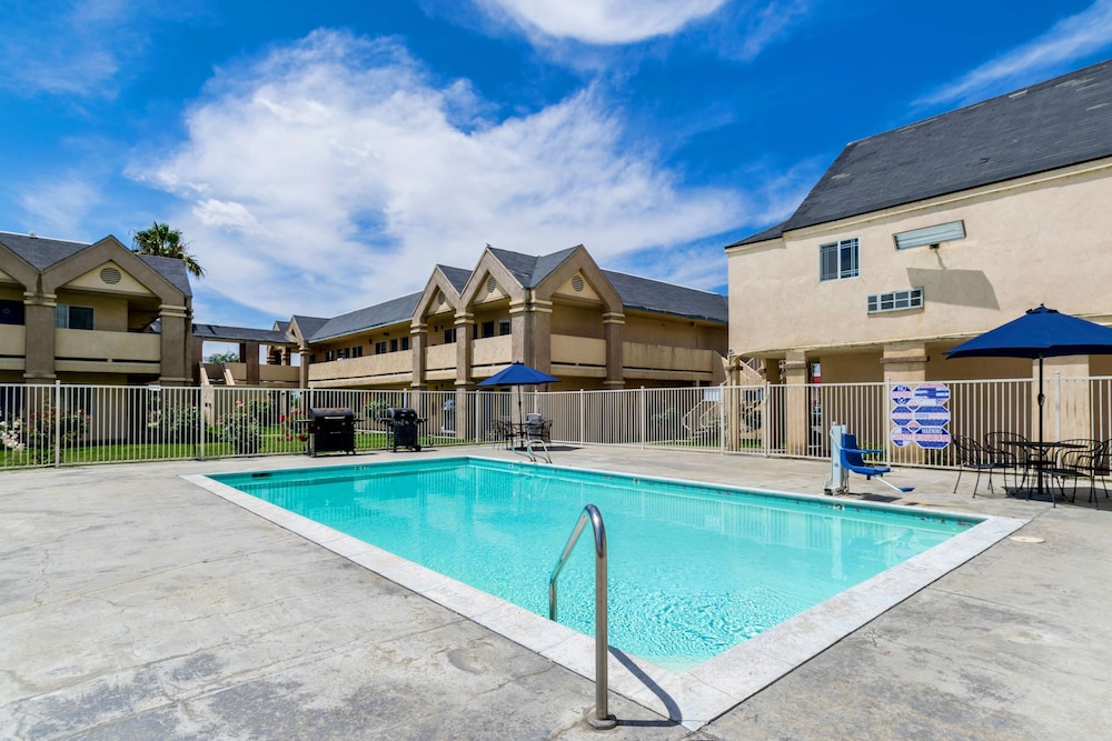 Motel6 Buttonwillow, CA - Central 44/50