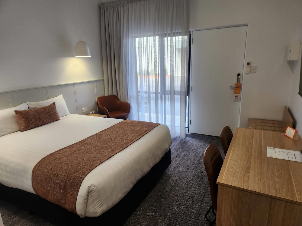 ROOM, QUEEN BED