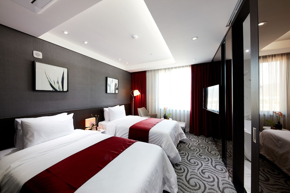 Ramada by Wyndham Yongin 10/28