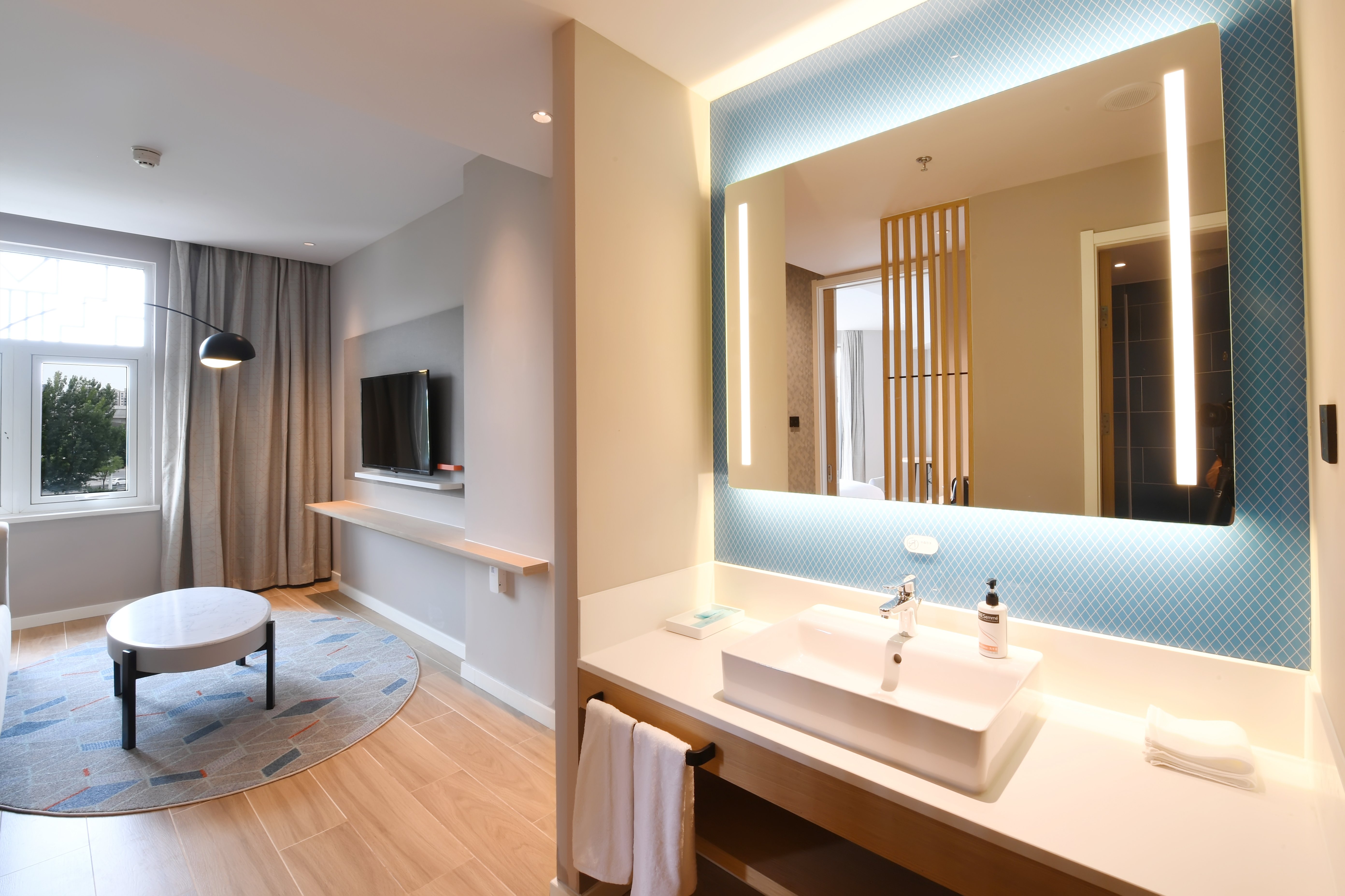 جناح بسرير كينج بغرفة نوم واحدة بمنطقة جلوس، Holiday Inn Express Tianjin Binhai an IHG Hotel 4/4