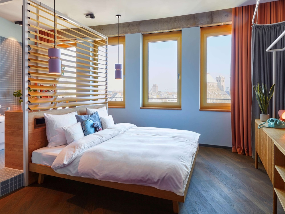 ROOM, LARGE