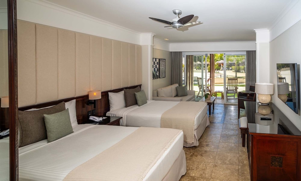 Junior Suite, Single, King Bed, Pool Access