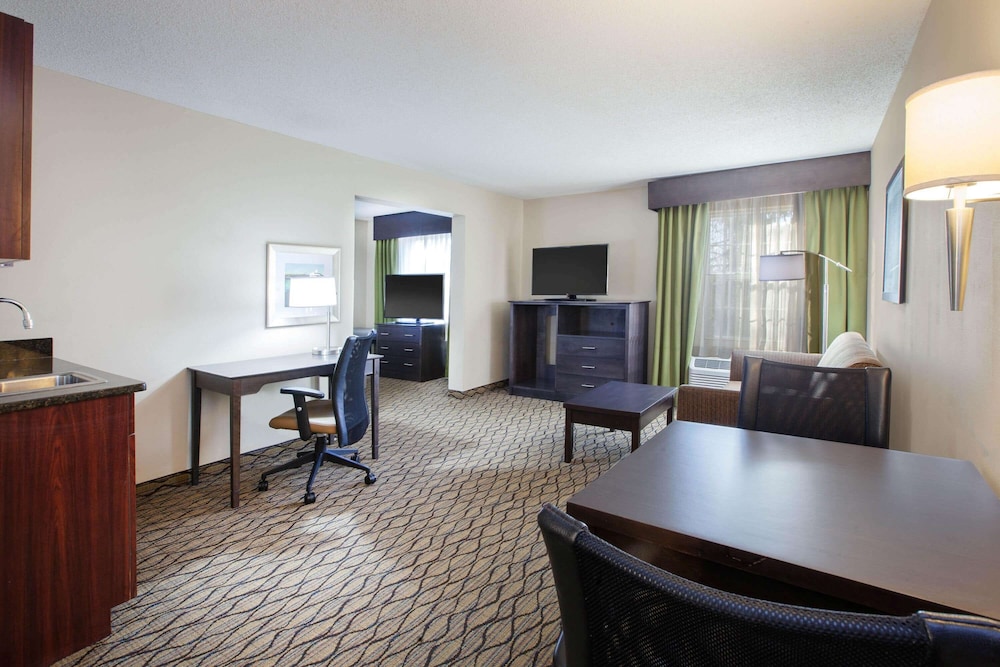 Wingate By Wyndham Roseville Detroit 12/17