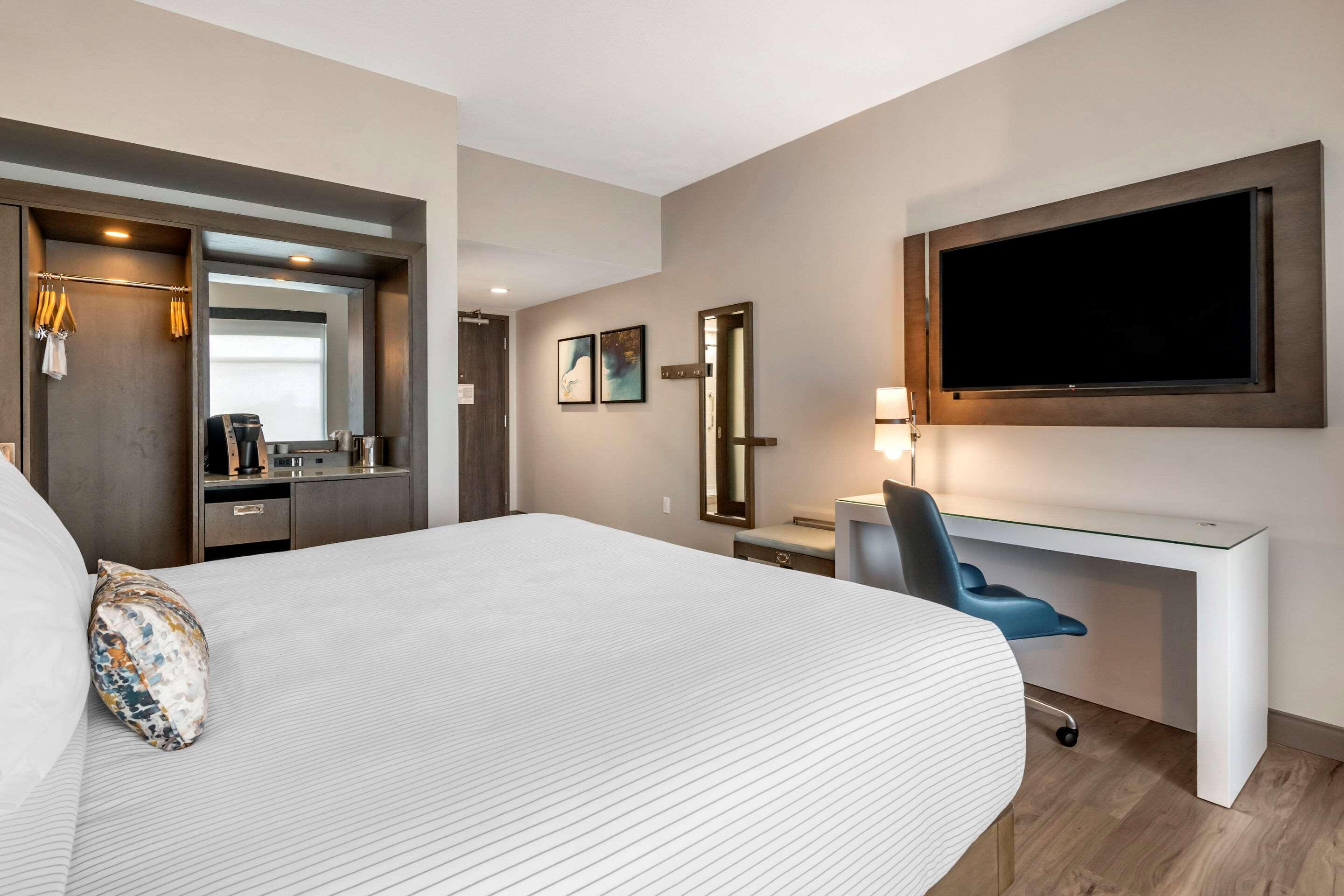 ROOM, KING BED