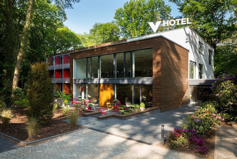 V Hotel 2/43