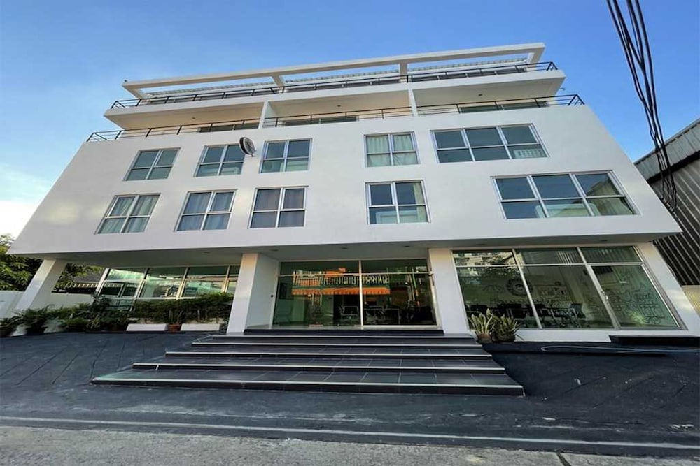 RQ Bangkok Sukhumvit 50 by Collection O in BANGKOK