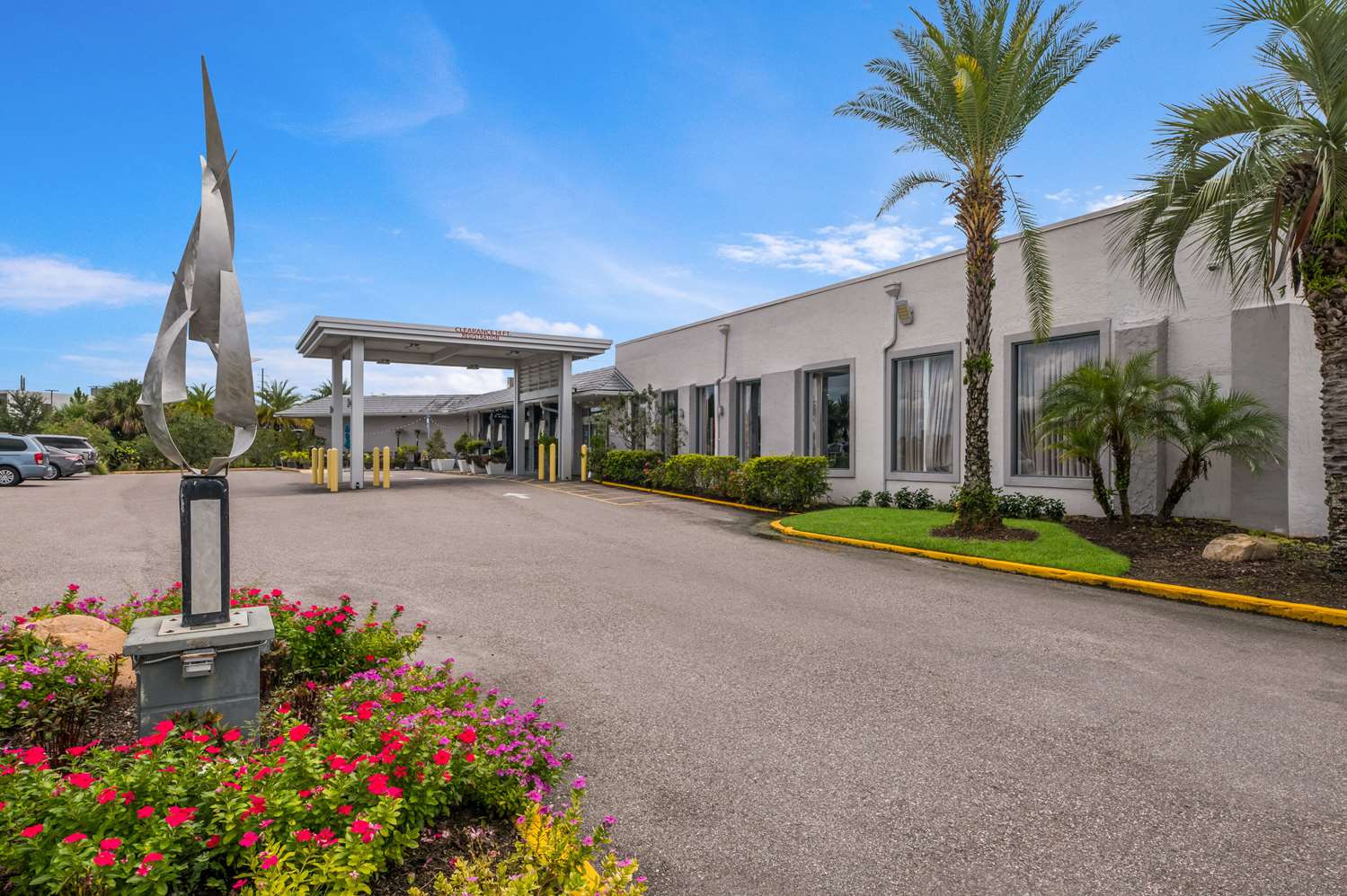 Clarion Inn & Suites Across From Universal Orlando Resort 24/27