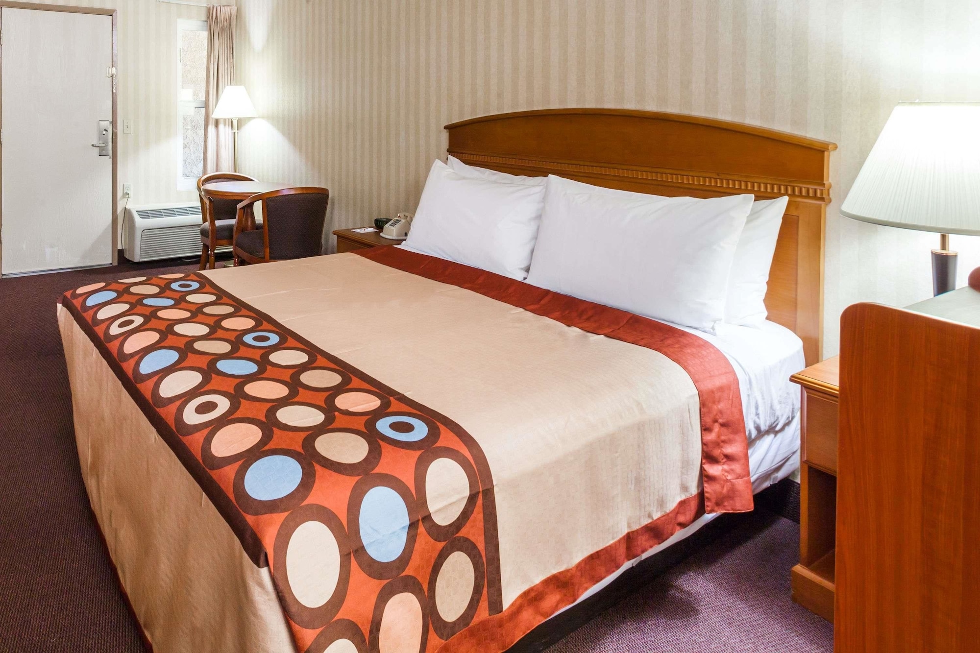 غرفة بسرير كينج، Super 8 by Wyndham Anaheim/Disneyland Drive CA 3/5