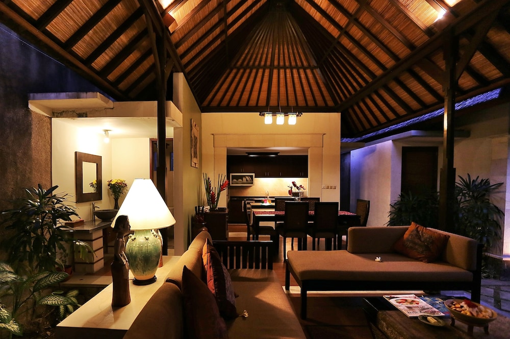 THE SANYAS SUITE 42/72
