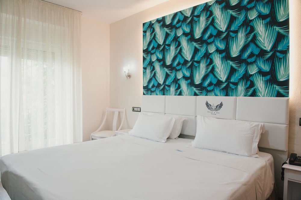 ROOM, DOUBLE OR TWIN BED, BALCONY
