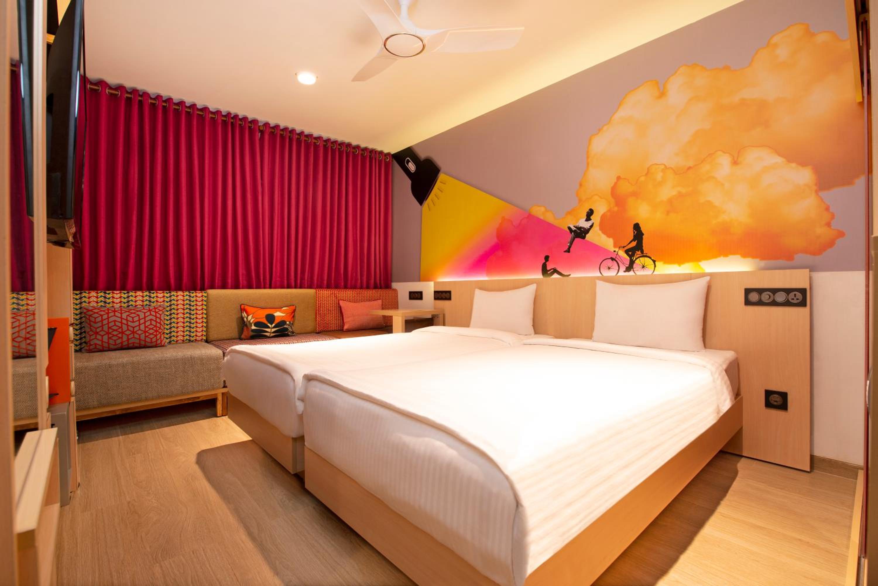 LUXURY, TWIN BEDS