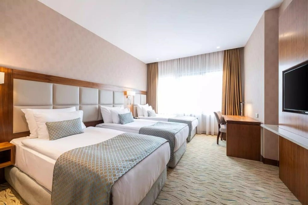 ROOM, 3 BEDS