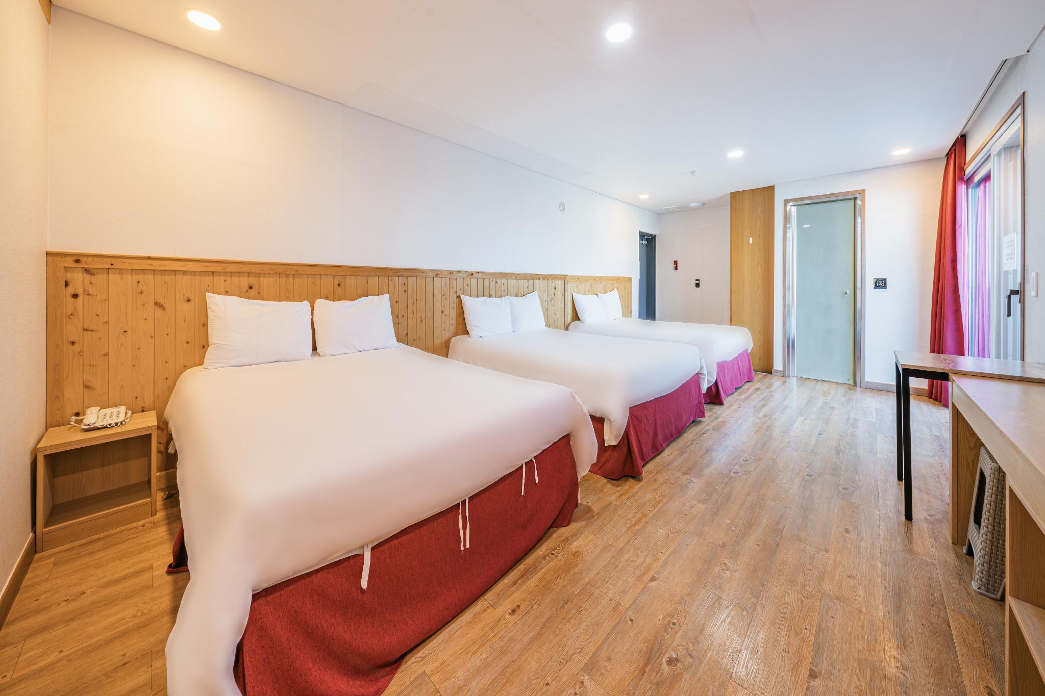 DELUXE, TRIPLE, 2 DOUBLE BEDS, MOUNTAIN VIEW