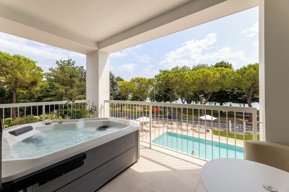 swimming pool spa