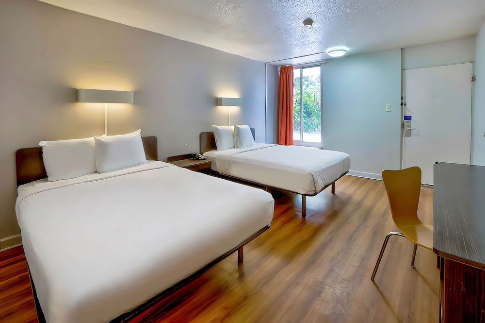 Motel6 Gainesville, FL 33/60