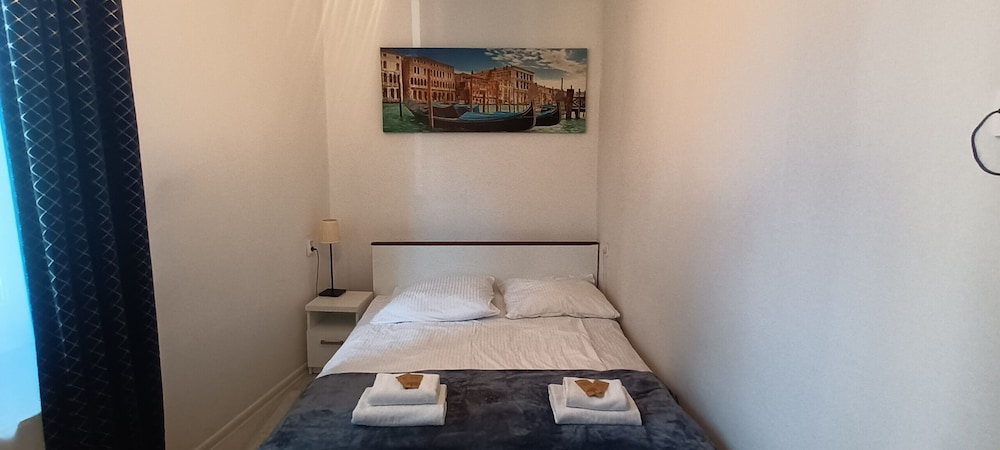 ROOM, QUEEN BED, SMALL