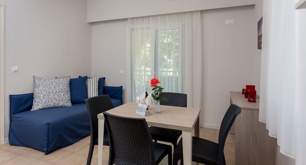 Acharavi Beach Hotel 61/84
