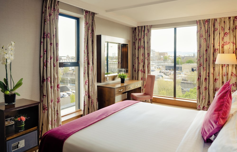 DELUXE, KING BED