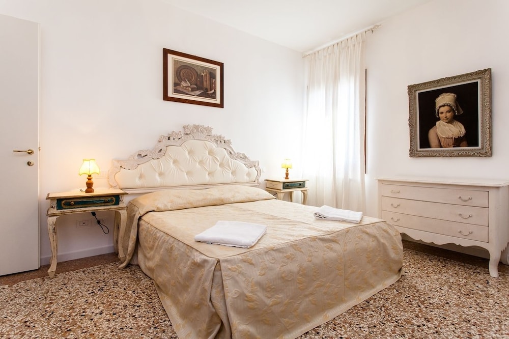 Venice Prince Apartments 13/50