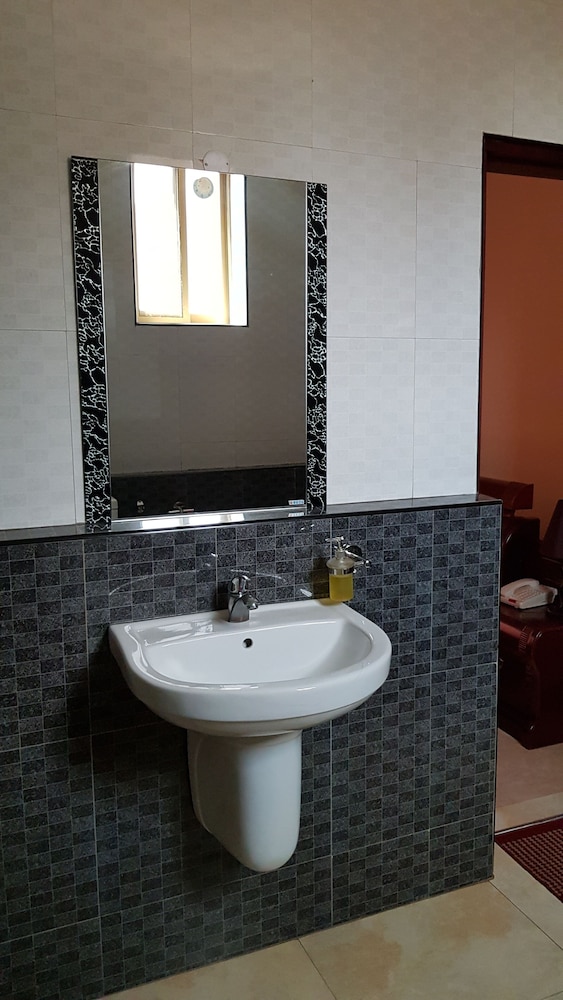 ROOM, SINGLE