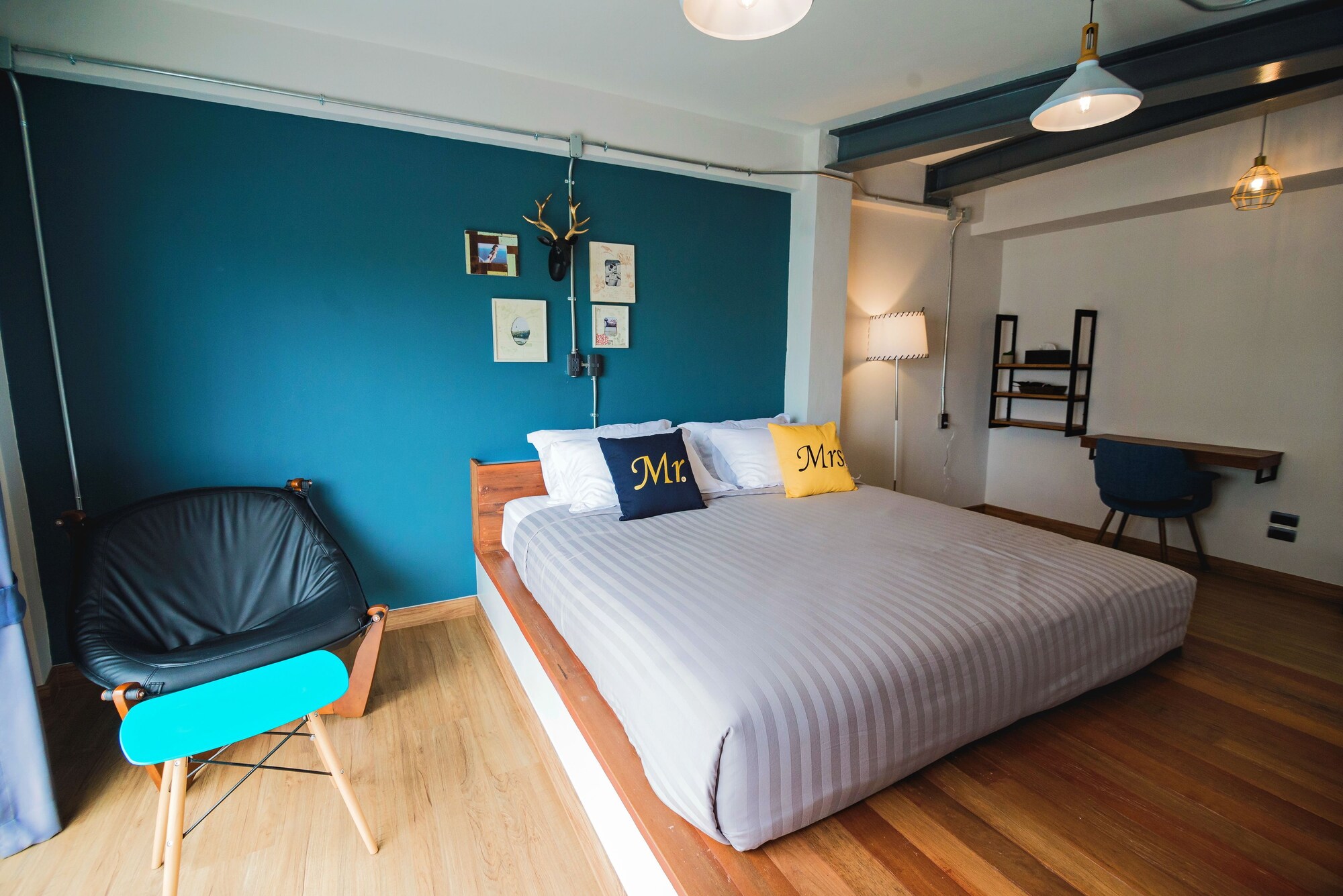 DELUXE, KING BED, PRIVATE BATHROOM