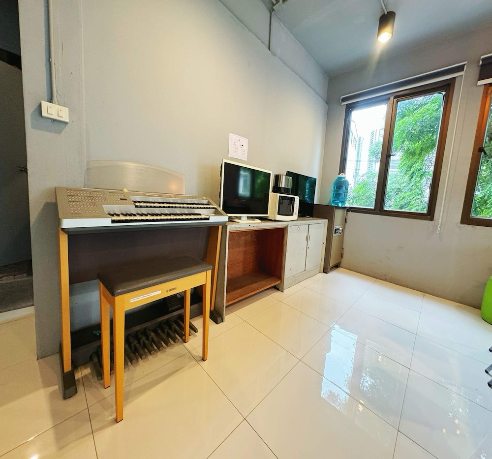Lobby at OYO 75465 Lucky Hostel (Huai Khwang), BANGKOK