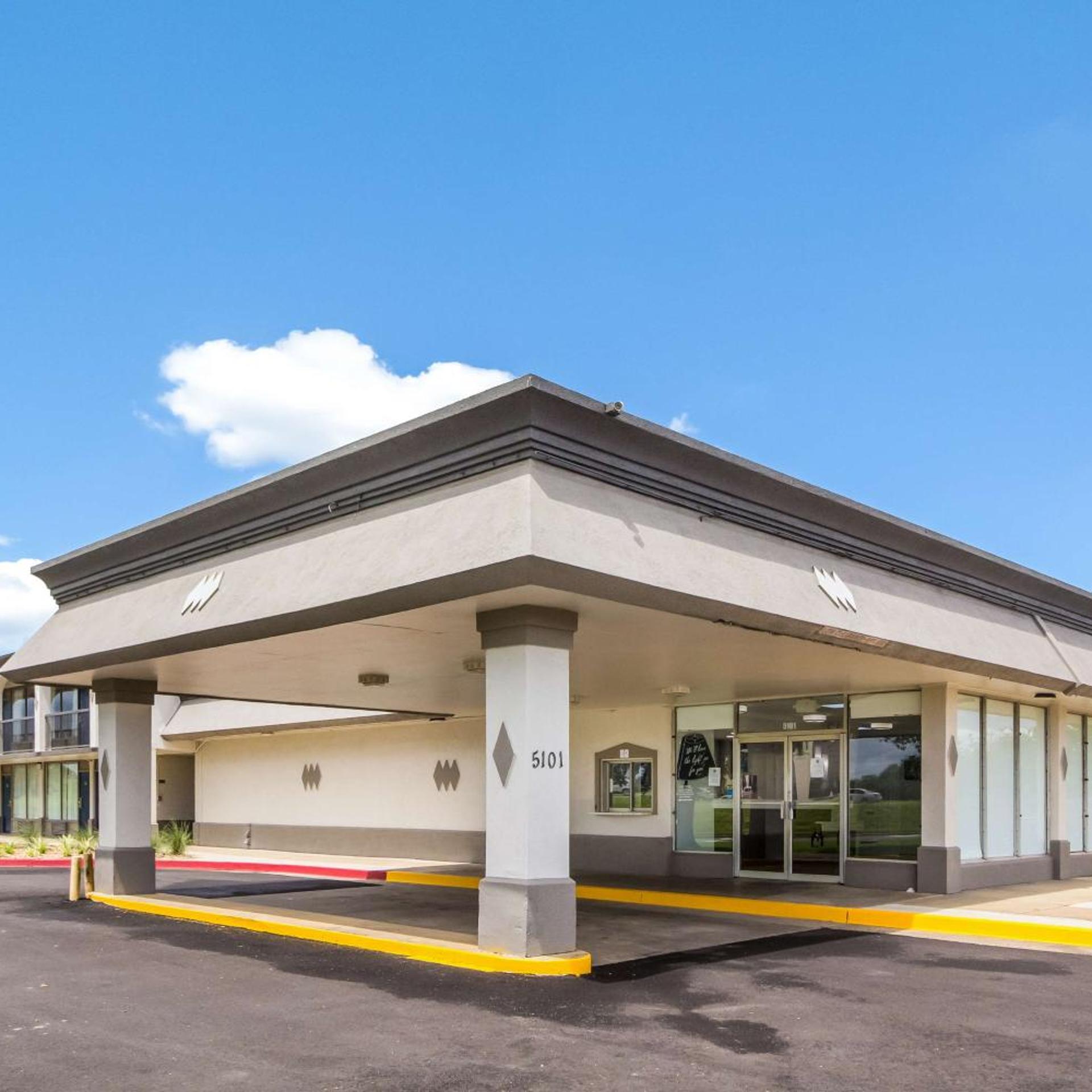 Motel6 Groves, TX 2/44