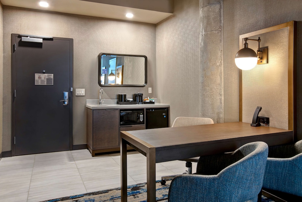 Embassy Suites by Hilton Rockford Riverfront 46/57