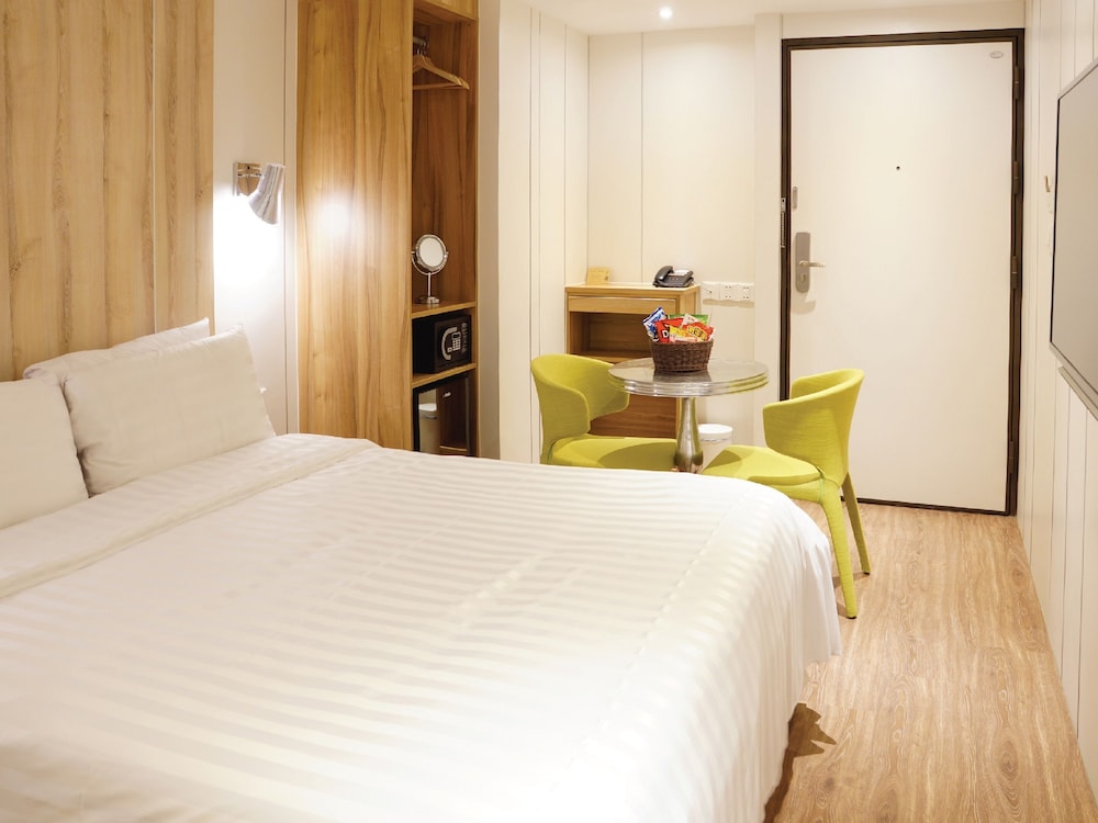 ROOM, DOUBLE BED