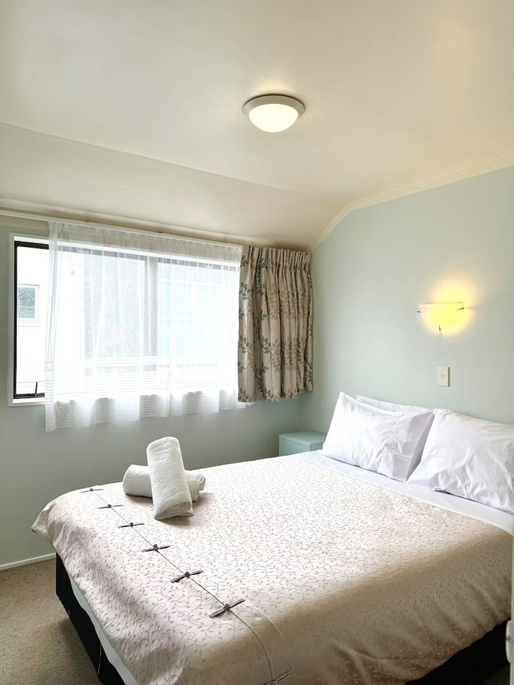 1 BEDROOM, APARTMENT, 1 QUEEN AND 1 SINGLE BED