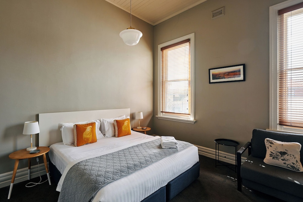 HEALESVILLE HOTEL 13/50